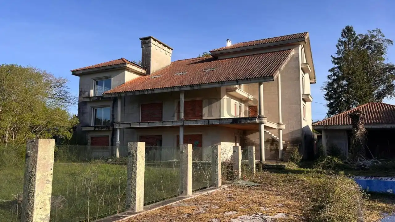 Villa con piscina in vendita a CATRO CAMIÑOS