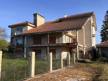 Villa con piscina in vendita a CATRO CAMIÑOS