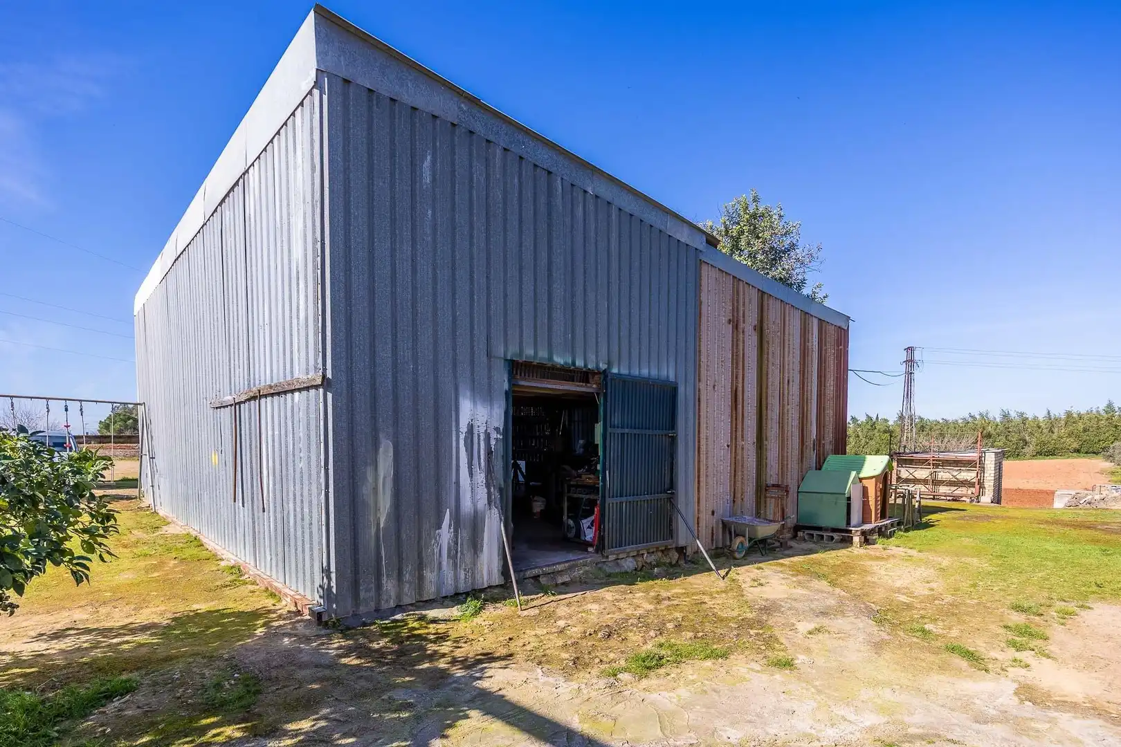 Vista exterior de Finca rústica en venda en Alcalá de Guadaira amb Aire condicionat i Piscina
