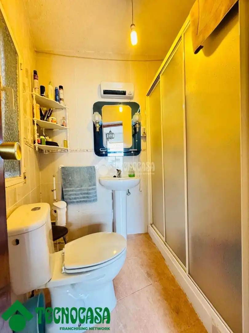 Baño de Casa adosada en venta en Los Navalmorales con Aire acondicionado y Terraza