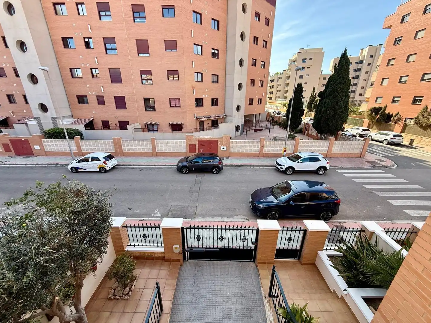 Vista exterior de Casa adosada en venta en Almería con Aire acondicionado, Jardín privado y Terraza