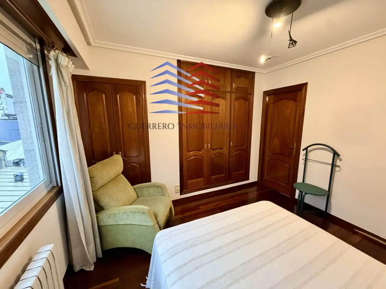 Habitación de Apartamento de alquiler en Ourense Capital  con Calefacción, Parquet y Trastero