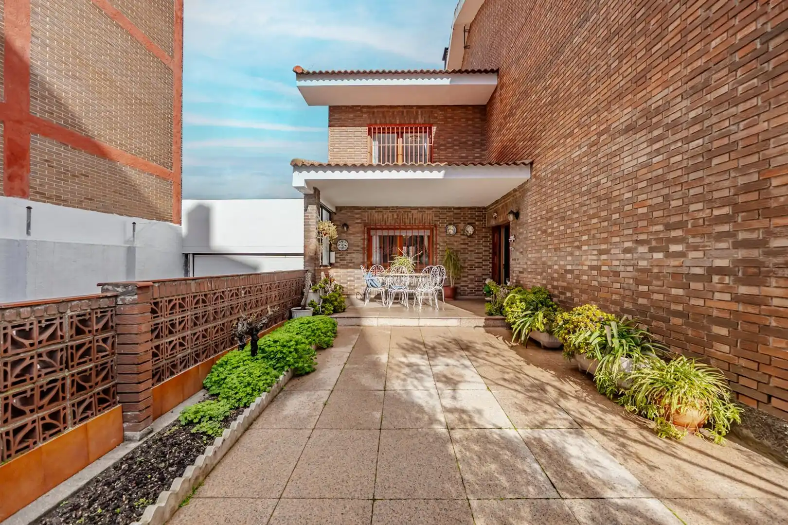 Vista exterior de Casa o xalet en venda en Madrid amb Calefacció, Jardí privat i Terrassa