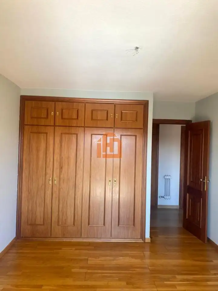 Dormitori de Pis de lloguer en León Capital  amb Calefacció i Traster