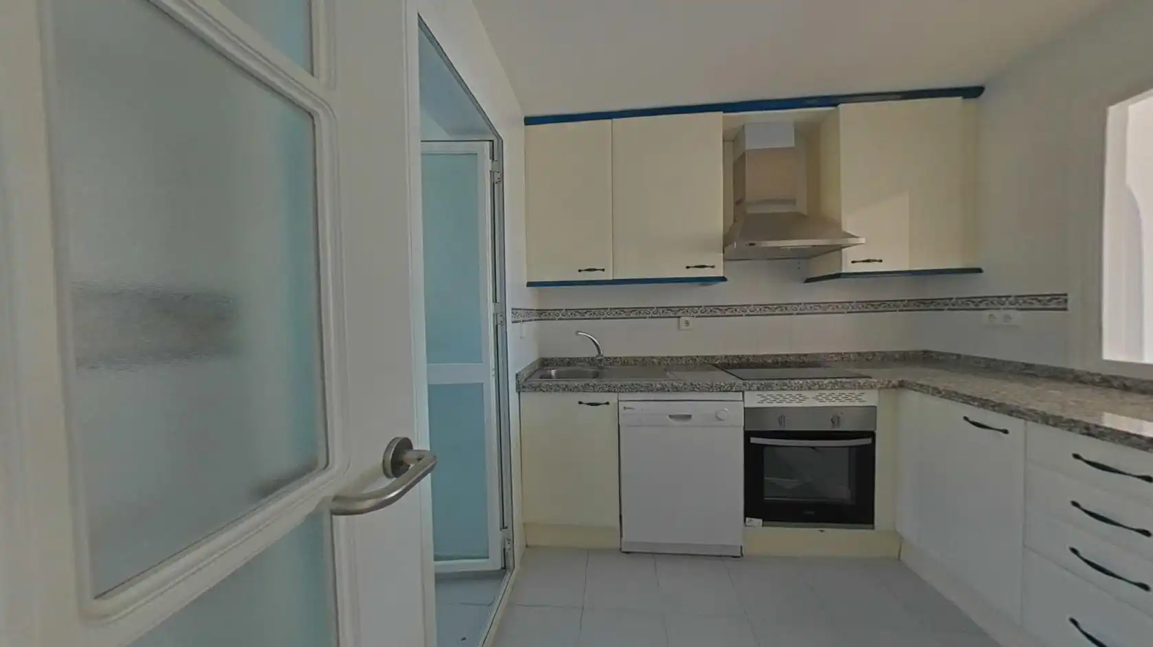 Cuina de Apartament en venda en Manilva amb Piscina