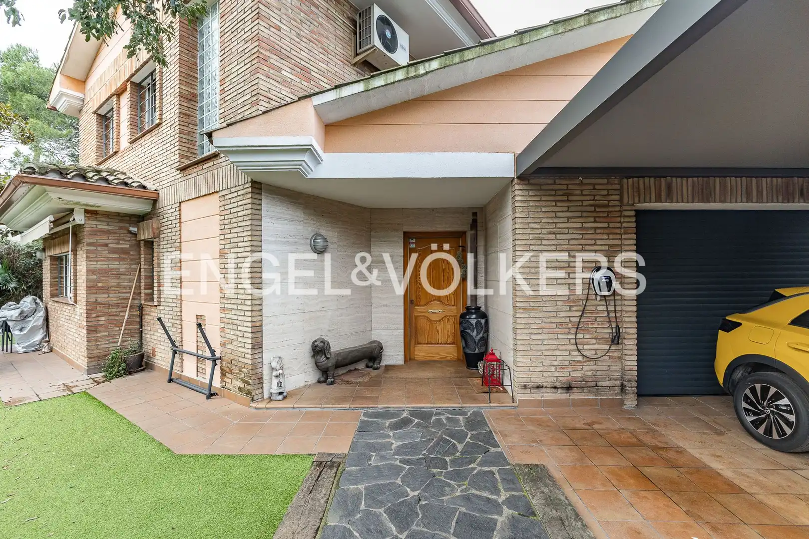 Exterior view of Houses for sale in Sant Cugat del Vallès  with Air Conditioner, Heating and Private garden