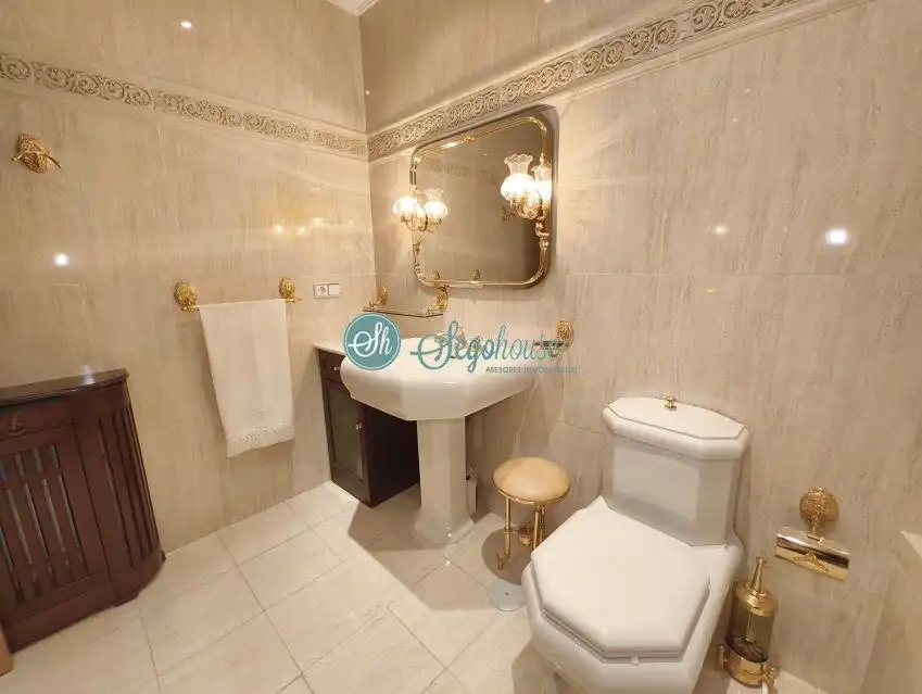Badezimmer von Wohnung zur Miete in Segovia mit Heizung, Parkett und Möbliert
