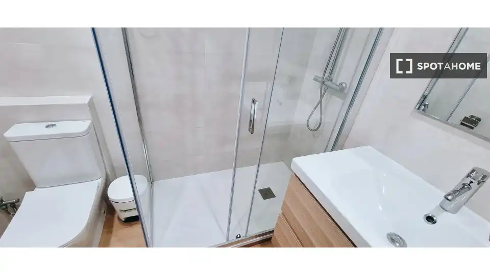 Badezimmer von Wohnung zur Miete in Alicante / Alacant mit Klimaanlage, Heizung und Möbliert