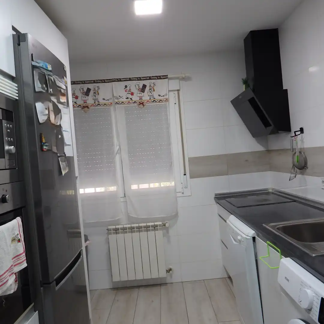 Cuina de Casa o xalet en venda en Cedillo del Condado amb Aire condicionat, Calefacció i Jardí privat