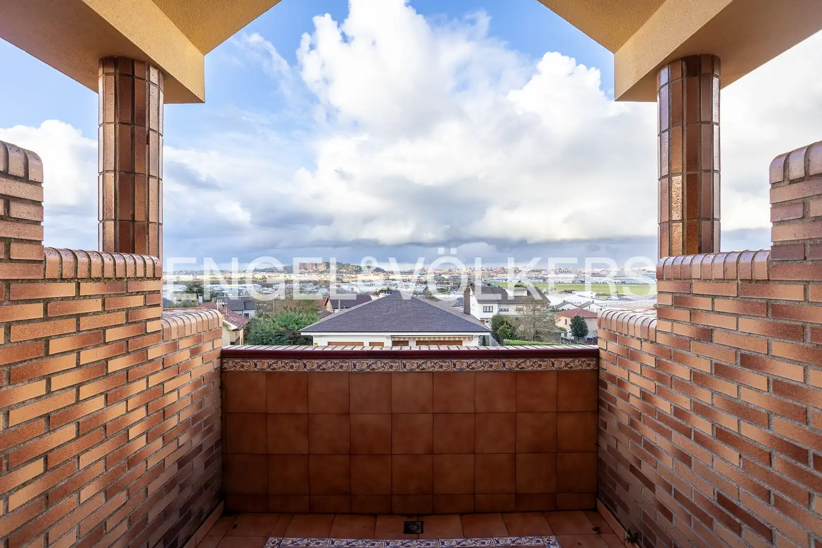 Vista exterior de Casa o xalet en venda en Camargo amb Calefacció, Jardí privat i Parquet