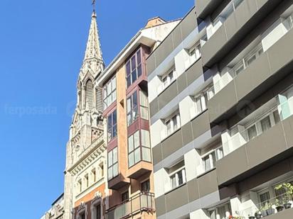 Vista exterior de Pis en venda en Oviedo  amb Calefacció, Parquet i Traster