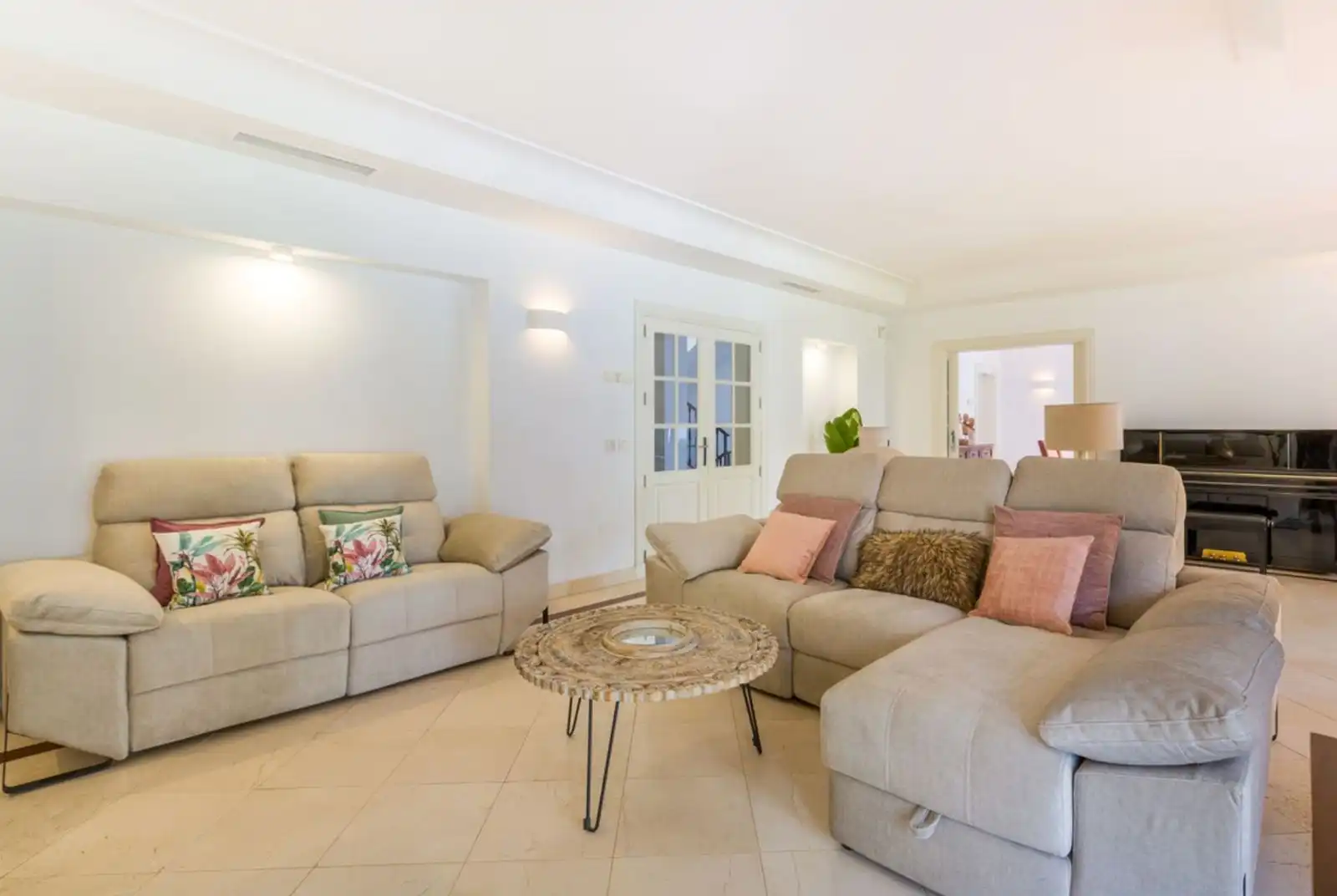 Sala d'estar de Casa o xalet de lloguer en Marbella amb Aire condicionat, Terrassa i Piscina