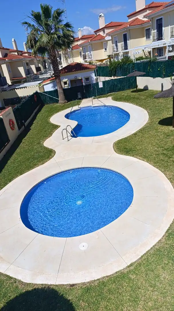 Piscina de Casa adosada en venta en Málaga con Jardín privado, Terraza y Balcón