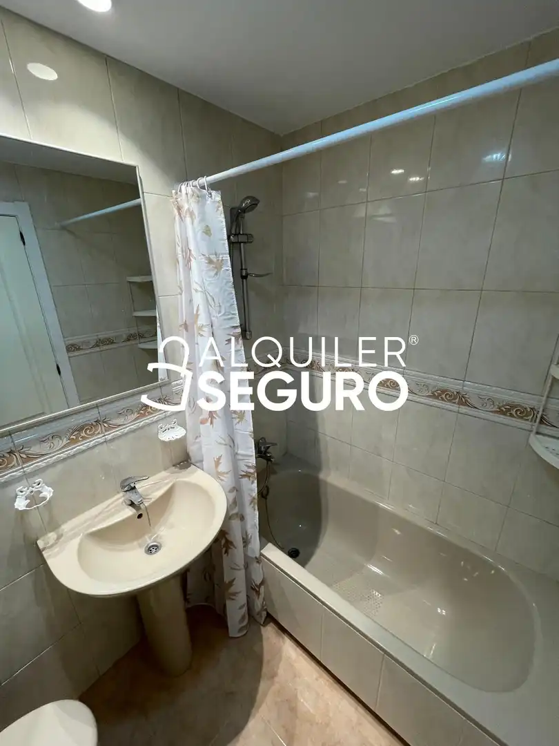 Bany de Pis de lloguer en Madrid amb Aire condicionat, Calefacció i Terrassa