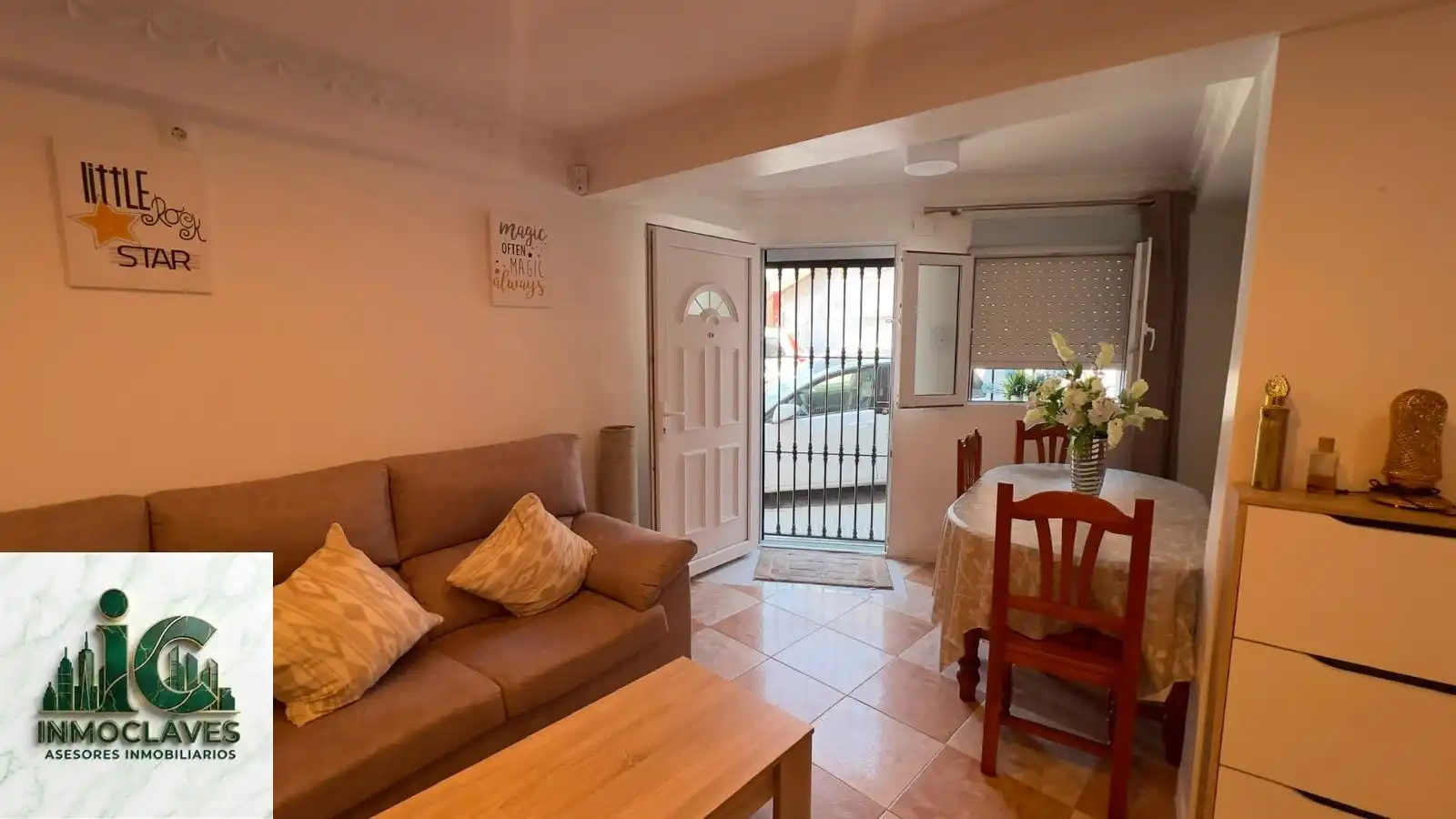 Wohnzimmer von Einfamilien-Reihenhaus zum Verkauf in Algeciras mit Klimaanlage