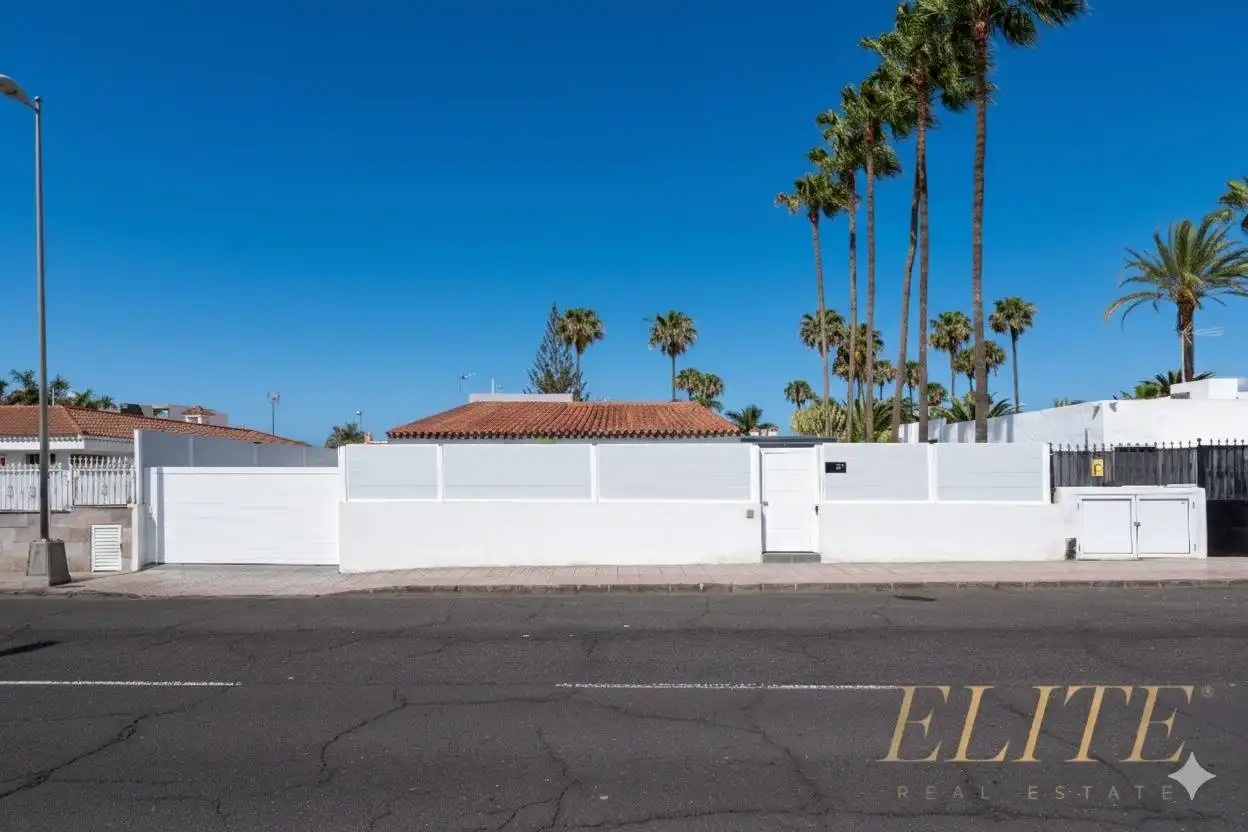 Exterior view of Detached homes for sale in San Bartolomé de Tirajana  with Air Conditioner, Private garden and Parquet flooring