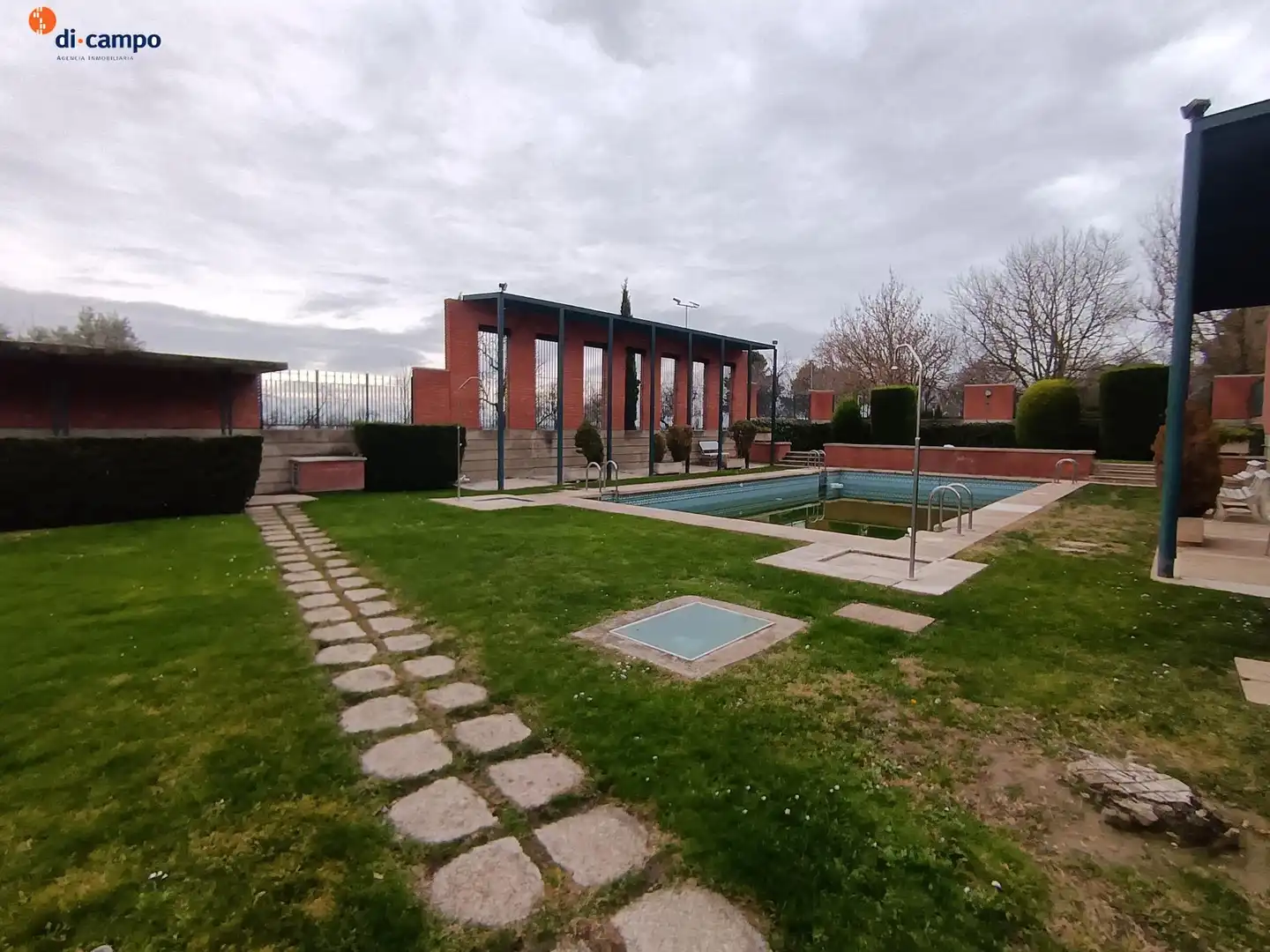 Piscina de Casa adosada en venda en Valladolid amb Jardí privat, Traster i Piscina comunitària