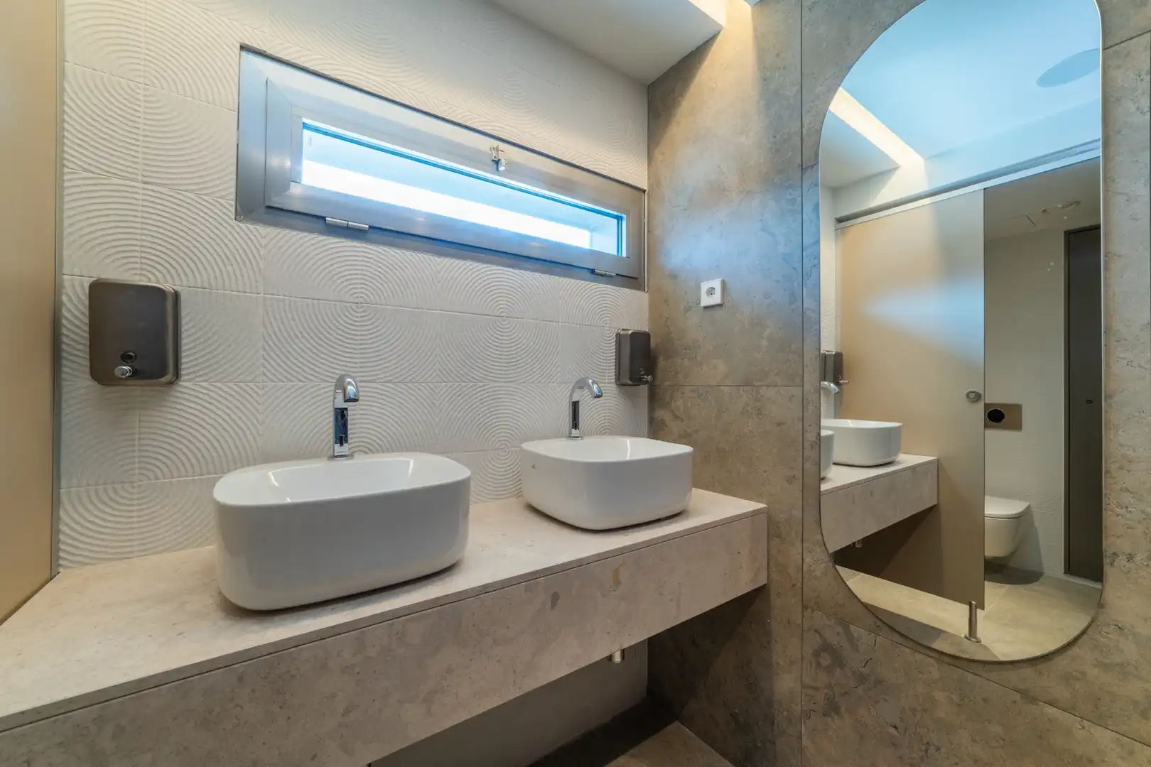 Bathroom of Office for rent in Madrid  with Air Conditioner, Internet and Alarm