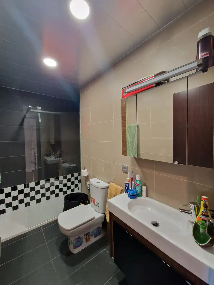 Badezimmer von Einfamilien-Reihenhaus zum Verkauf in Dosrius mit Klimaanlage, Heizung und Gemeinschaftspool