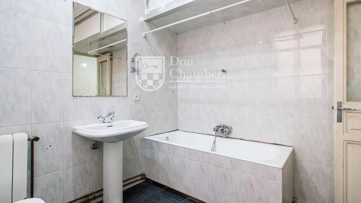 Bathroom of Flat for sale in Madrid  with Heating, Storage room and Balcony