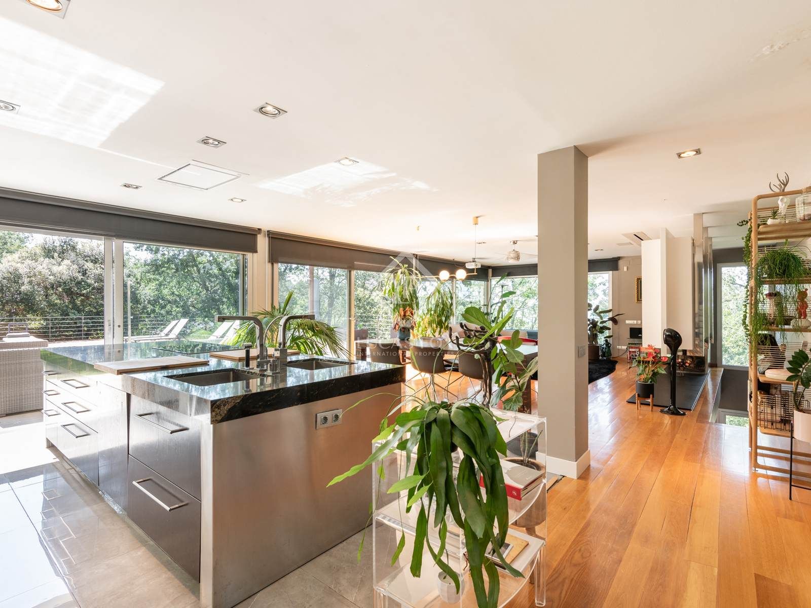 Cuina de Casa o xalet en venda en Sant Cugat del Vallès amb Aire condicionat, Calefacció i Jardí privat
