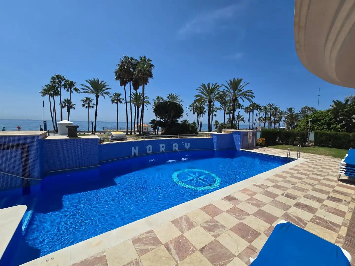 Piscina de Pis en venda en Marbella amb Aire condicionat, Terrassa i Moblat