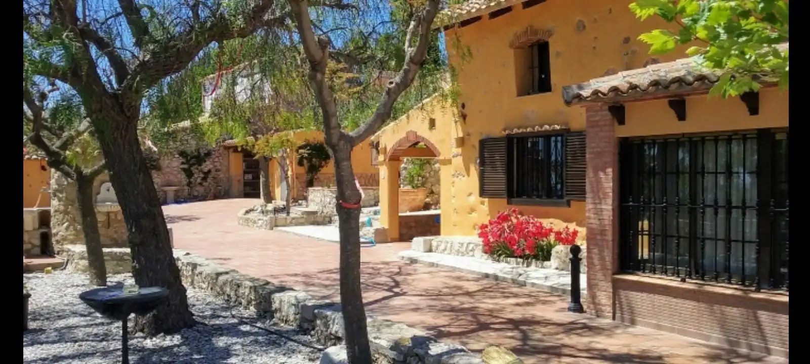 Vista exterior de Casa o xalet en venda en Tàrbena amb Aire condicionat, Jardí privat i Terrassa