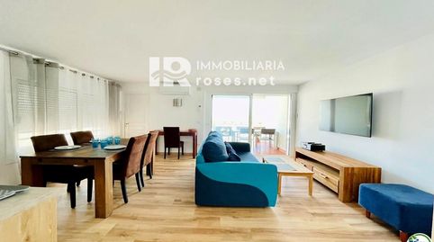 Apartamento renovado con terraza y vistas al canal y al mar