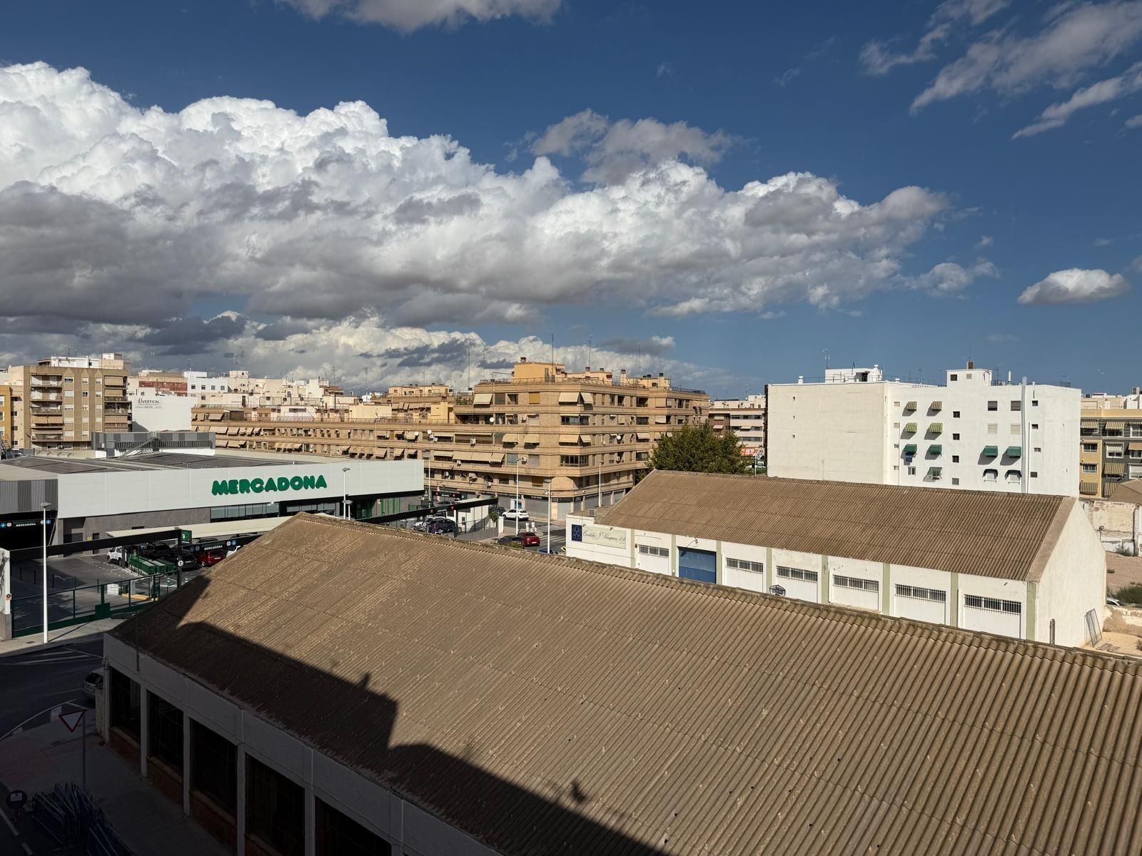 Vista exterior de Pis en venda en Elche / Elx amb Aire condicionat