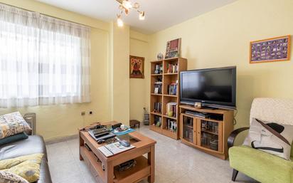 Living room of Flat for sale in  Granada Capital  with Air Conditioner and Balcony