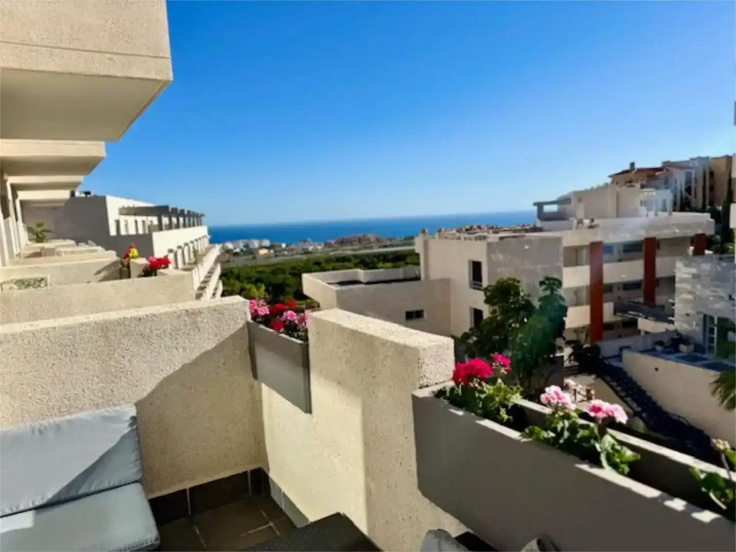 Vista exterior de Dúplex en venta en Mijas con Aire acondicionado, Piscina y Balcón