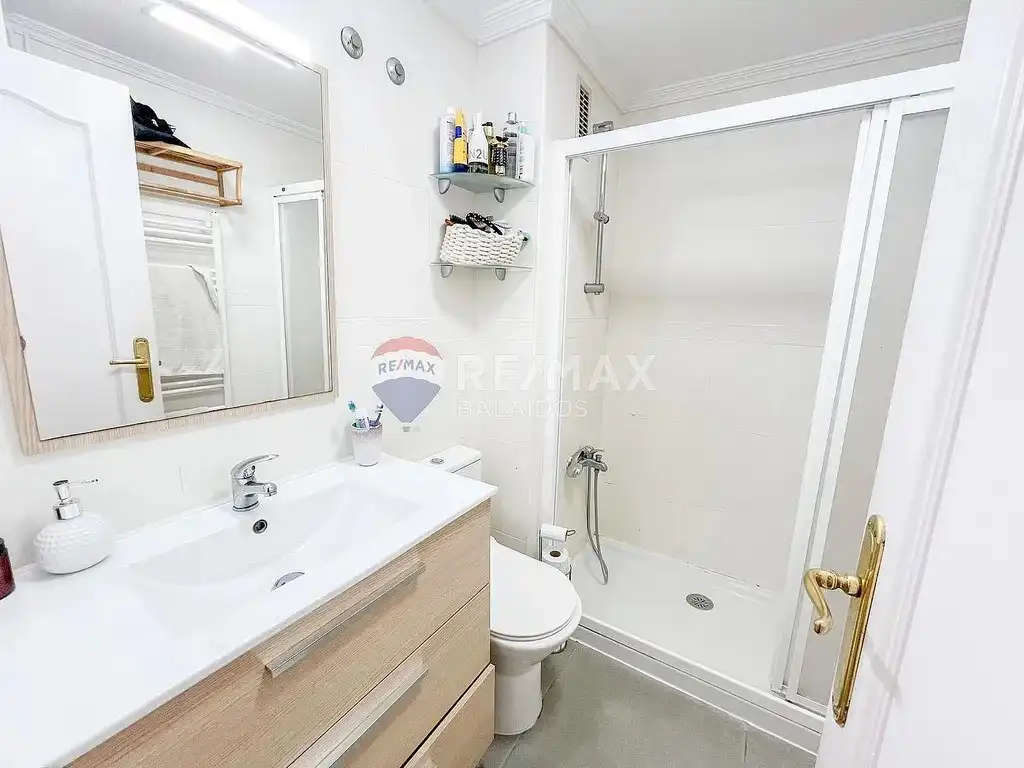 Bathroom of Flat for sale in Vigo   with Heating, Terrace and Storage room