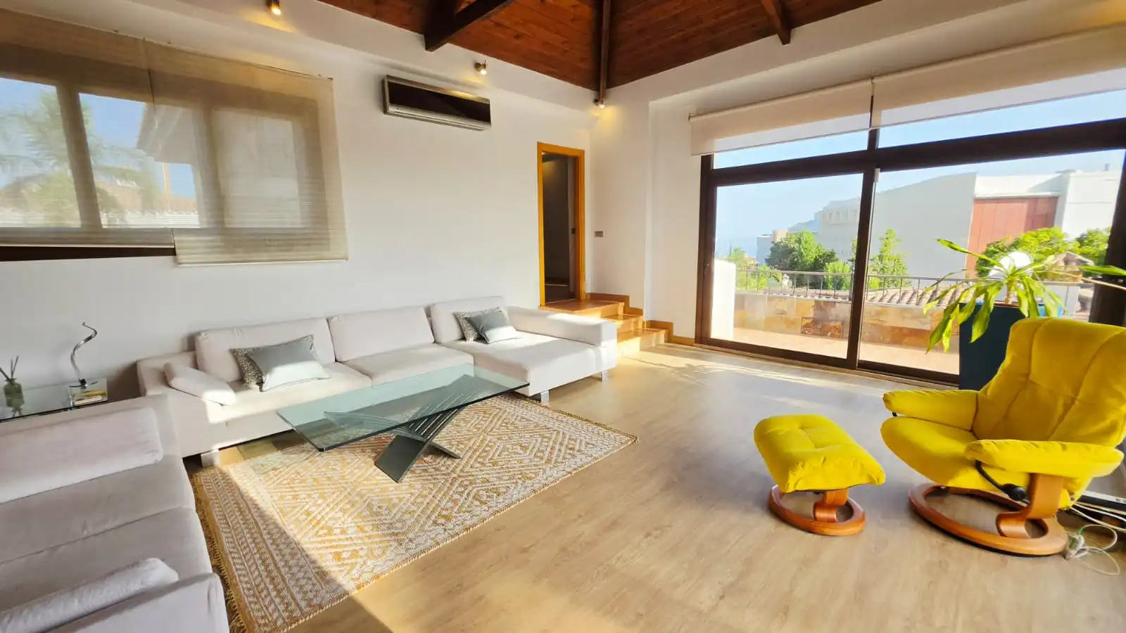 Sala d'estar de Casa o xalet en venda en Fuengirola amb Aire condicionat, Jardí privat i Terrassa