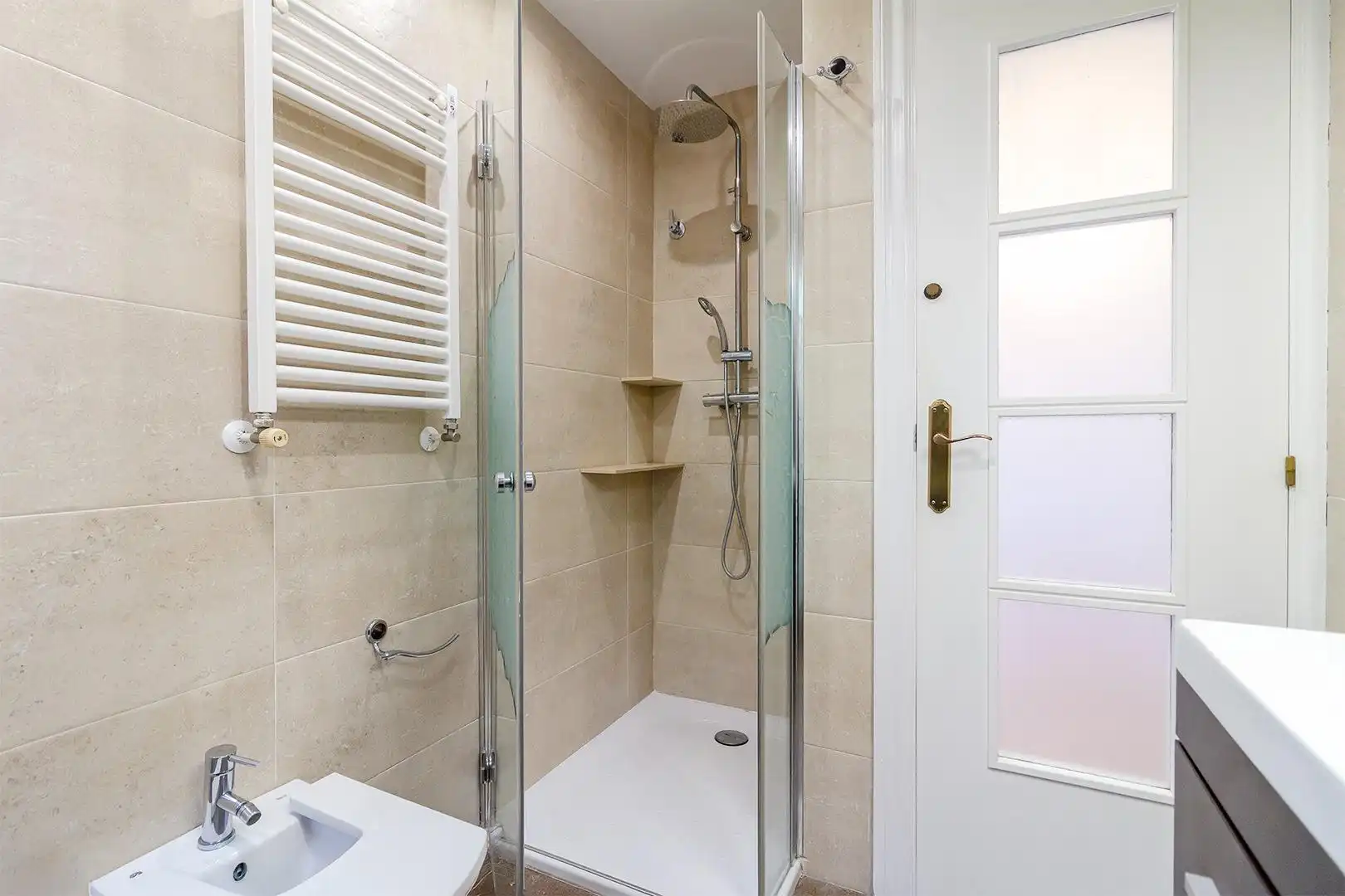Badezimmer von Wohnung zum Verkauf in Castelldefels mit Klimaanlage, Heizung und Terrasse