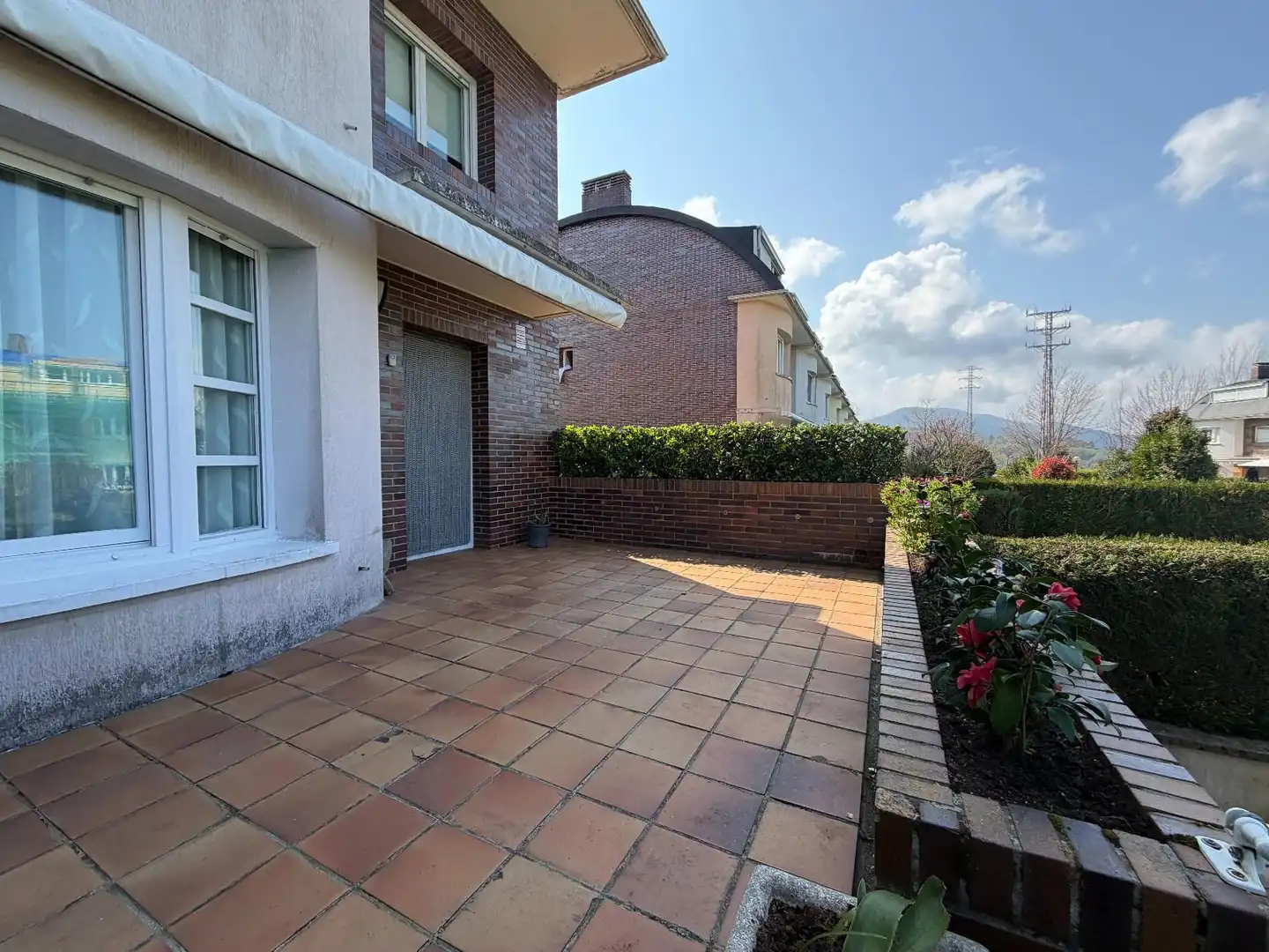 Vista exterior de Casa adosada en venta en Lasarte-Oria con Calefacción, Jardín privado y Parquet