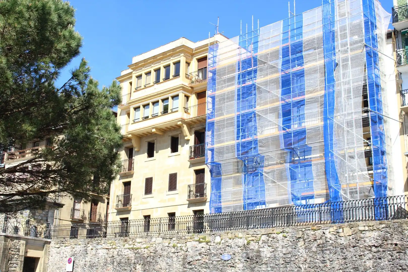 Vista exterior de Pis en venda en Donostia - San Sebastián  amb Calefacció i Balcó