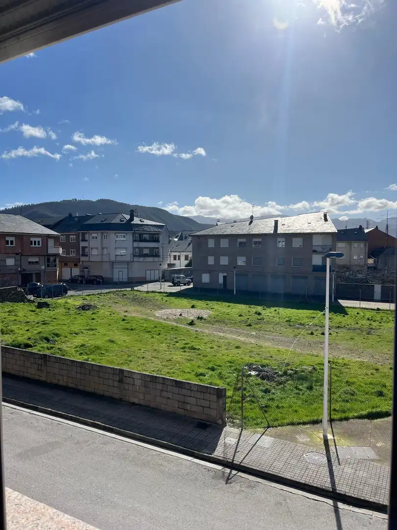 Vista exterior de Casa o xalet en venda en Ponferrada amb Parquet