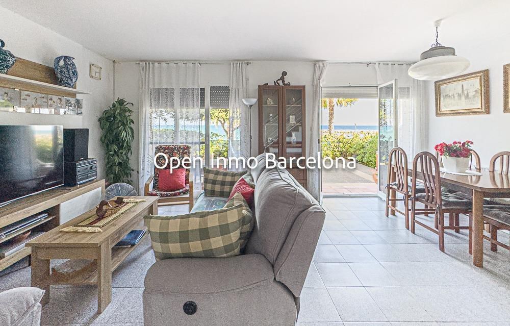 Living room of House or chalet for sale in Vilanova i la Geltrú  with Air Conditioner, Heating and Private garden