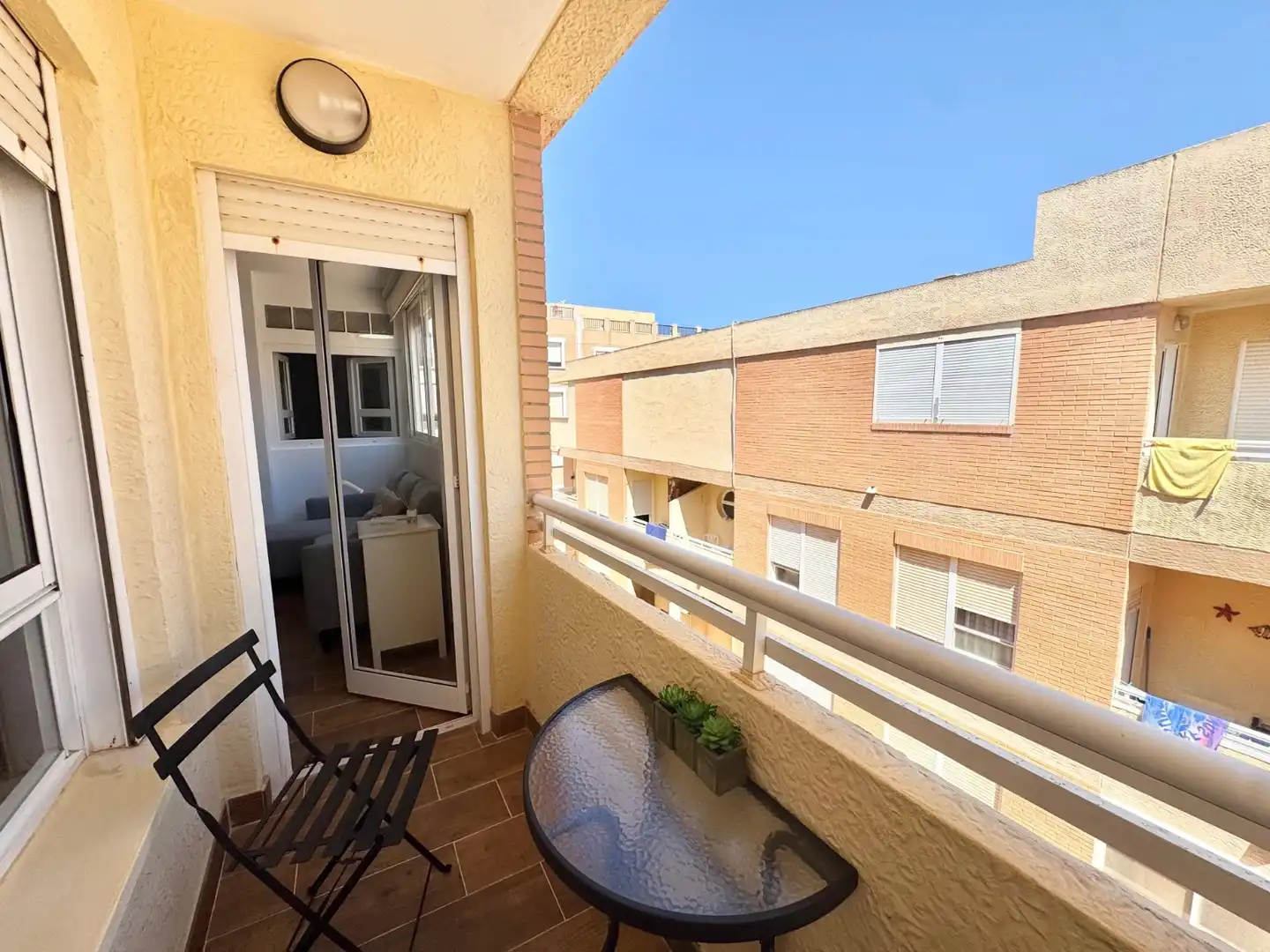 Terrassa de Apartament de lloguer en Guardamar del Segura amb Aire condicionat, Moblat i Rentadora