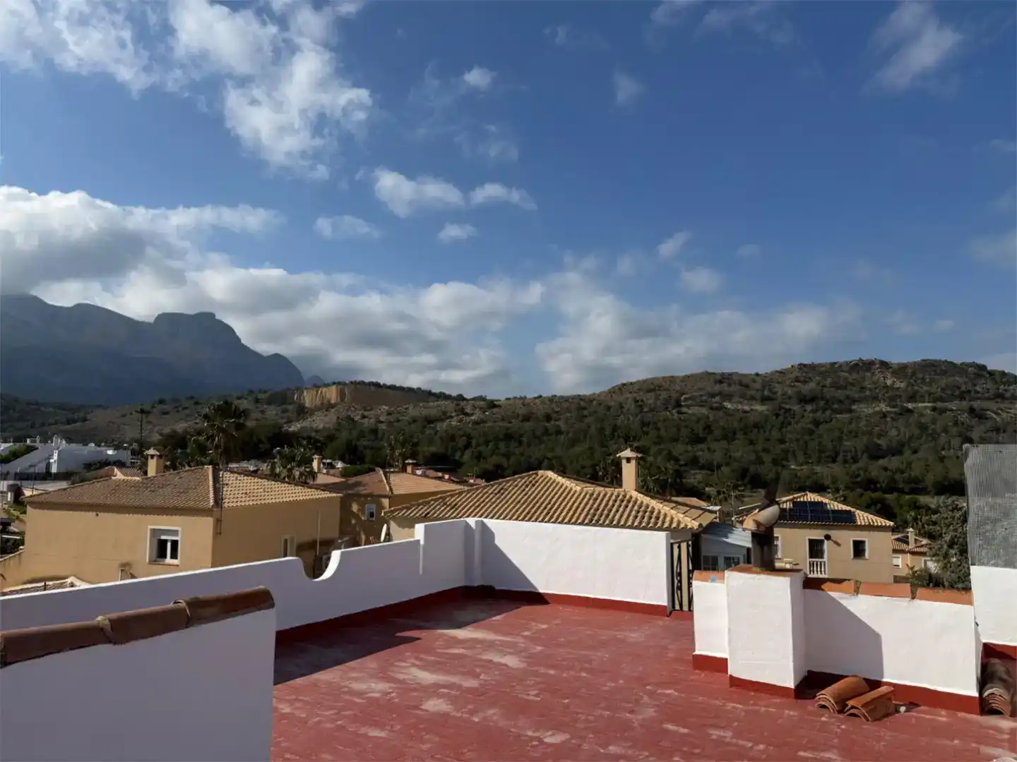 Vista exterior de Casa o chalet en venta en La Nucia con Aire acondicionado, Jardín privado y Parquet