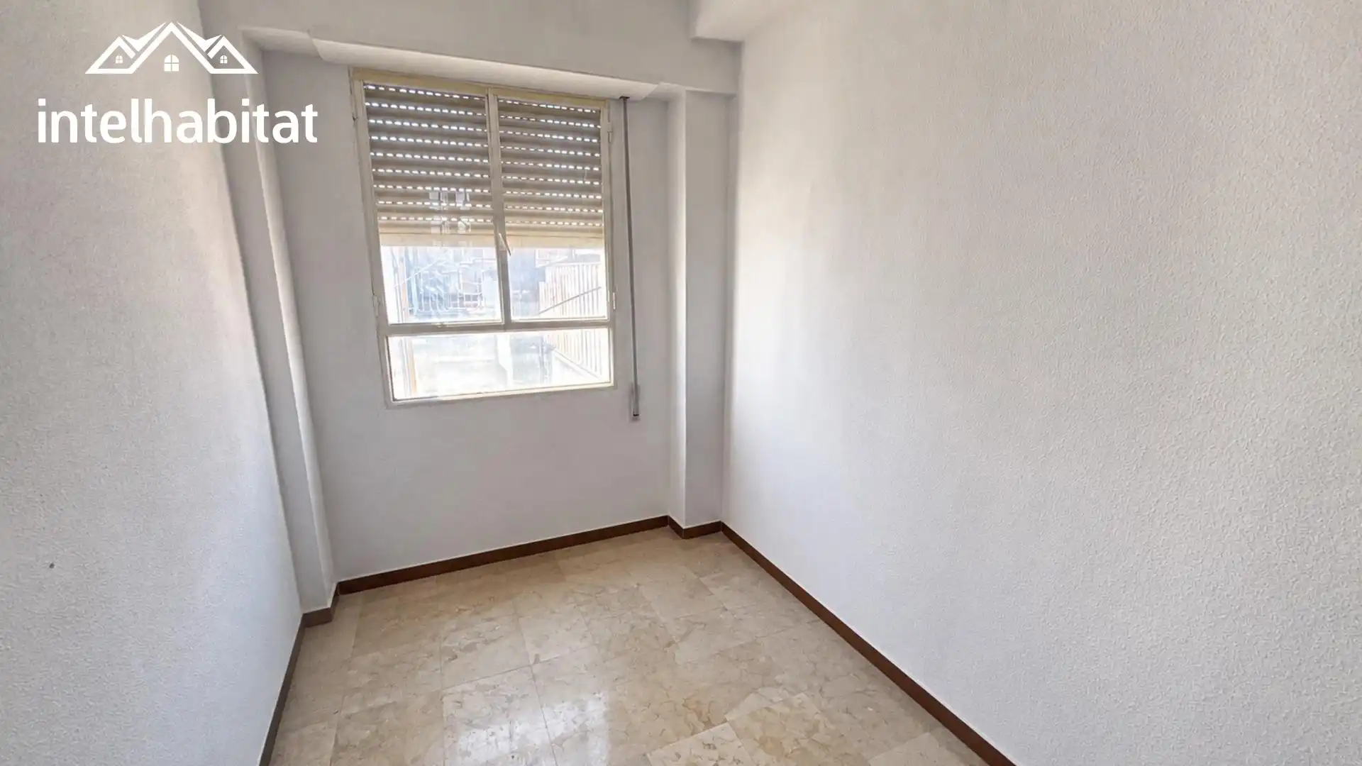 Schlafzimmer von Dachboden zur Miete in Valencia mit Klimaanlage, Terrasse und Abstellraum