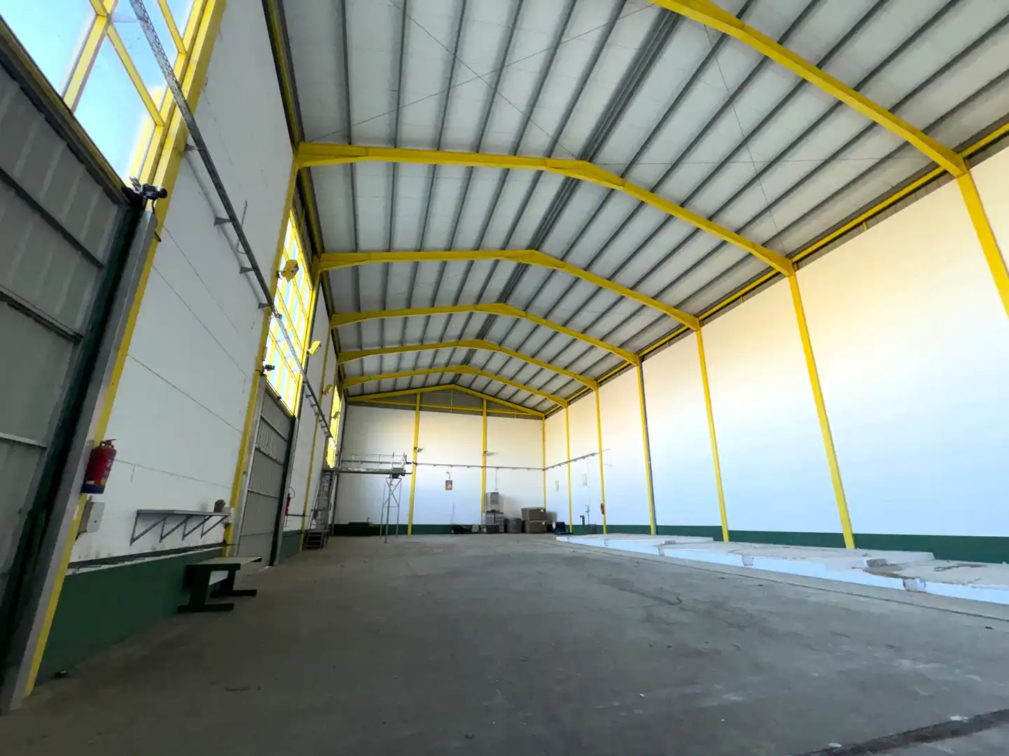 Vista exterior de Nave industrial en venta en Cedillo del Condado con Alarma