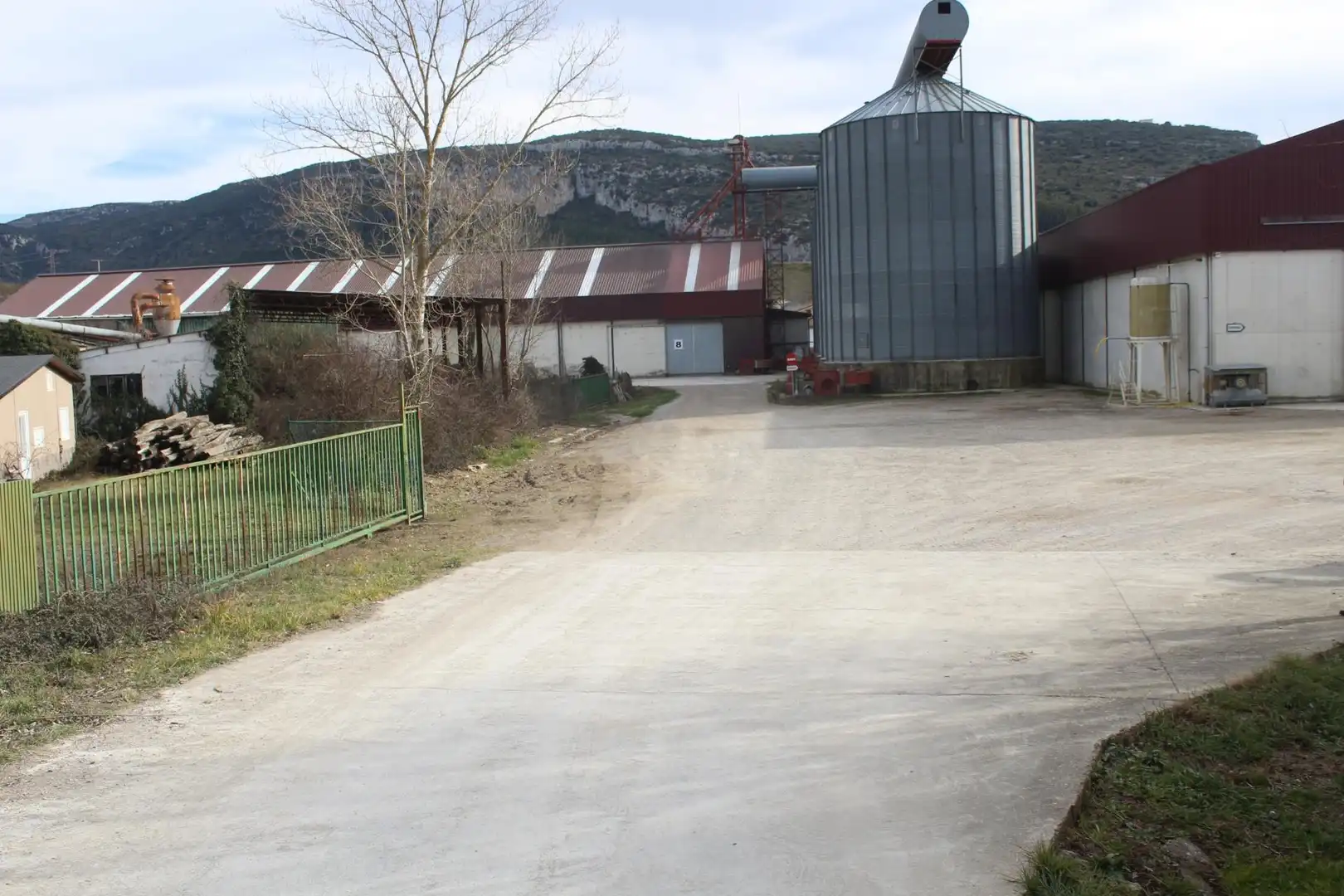 Außenansicht von Fabrikhallen zum Verkauf in Lumbier
