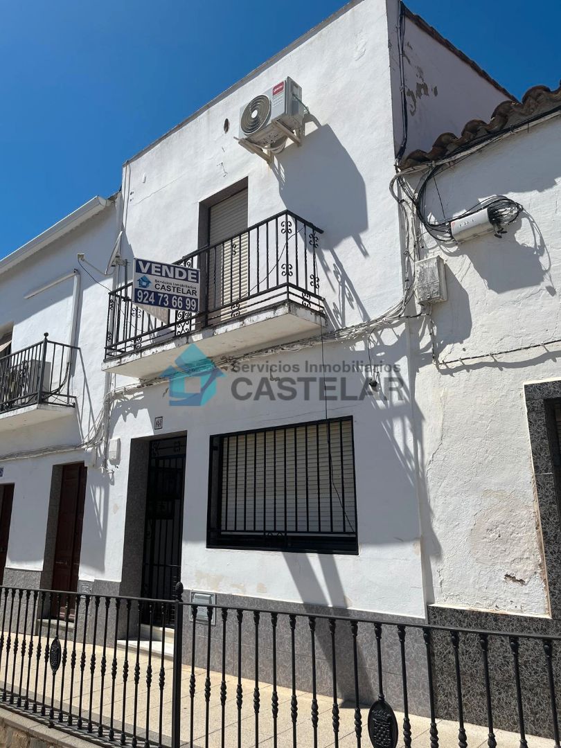 Vista exterior de Casa adosada en venda en Barcarrota amb Moblat