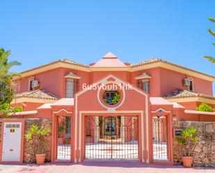 Vista exterior de Casa o xalet de lloguer en Fuengirola amb Aire condicionat i Piscina