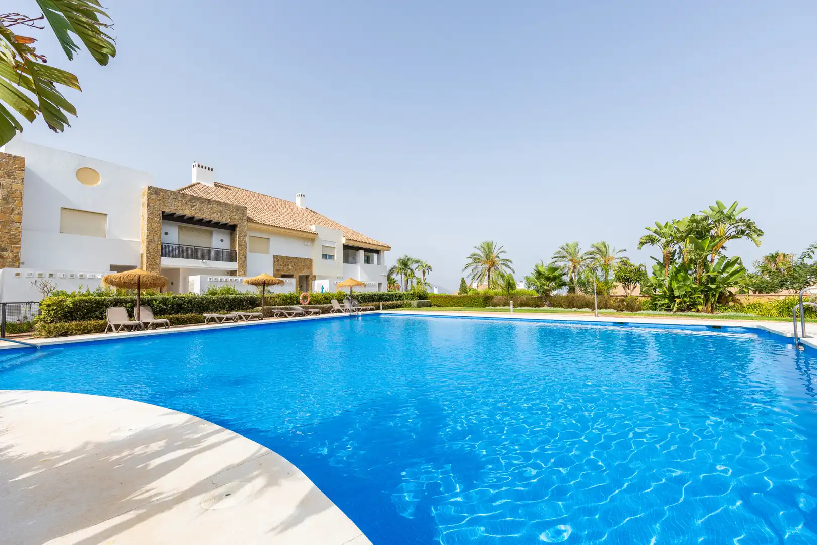 Schwimmbecken von Einfamilien-Reihenhaus zum Verkauf in Mijas mit Klimaanlage, Privatgarten und Terrasse