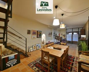 Sala d'estar de Casa adosada en venda en La Bisbal d'Empordà amb Aire condicionat i Terrassa