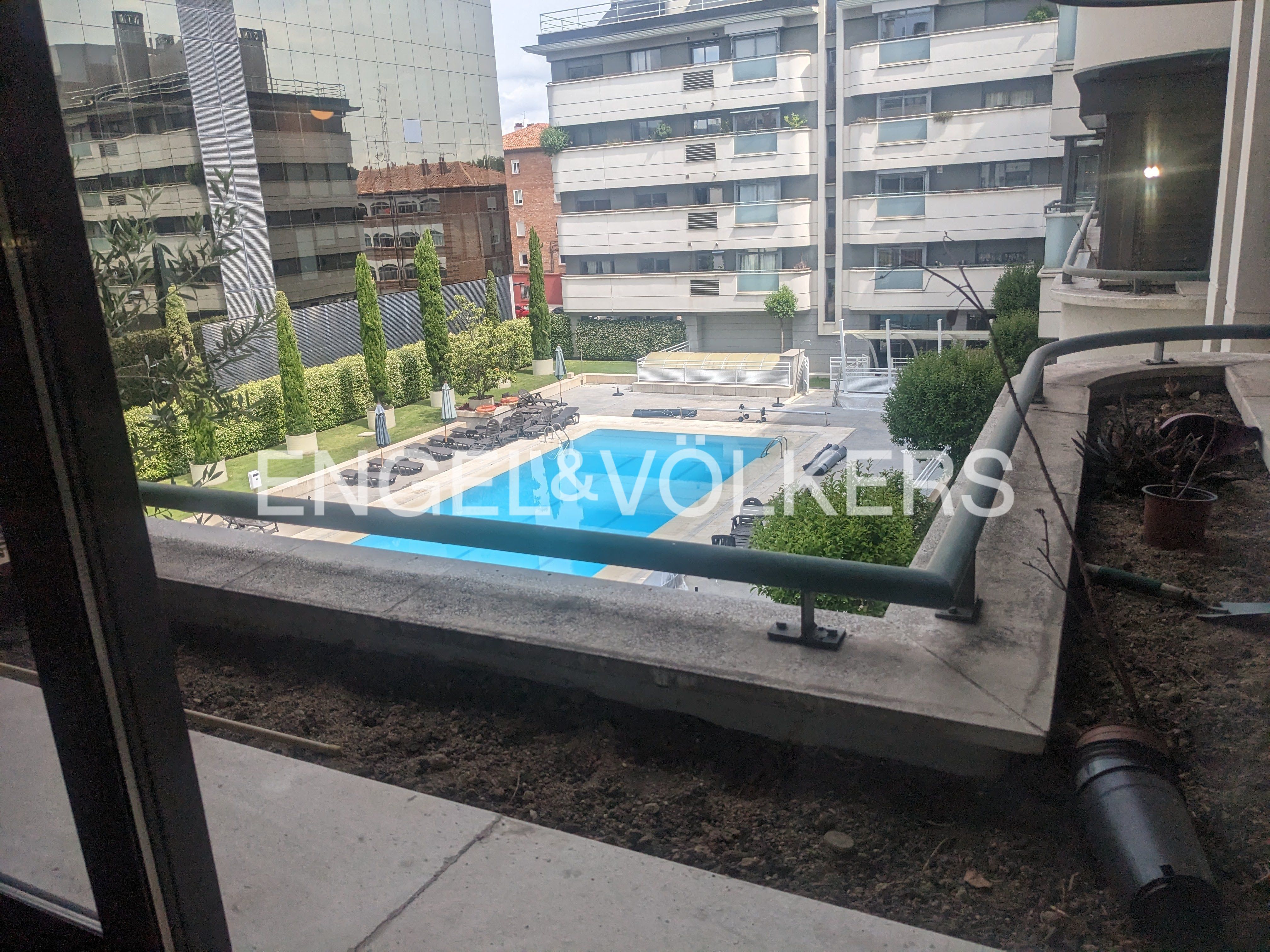 Piscina de Apartament de lloguer en  Madrid Capital amb Aire condicionat, Calefacció i Jardí privat