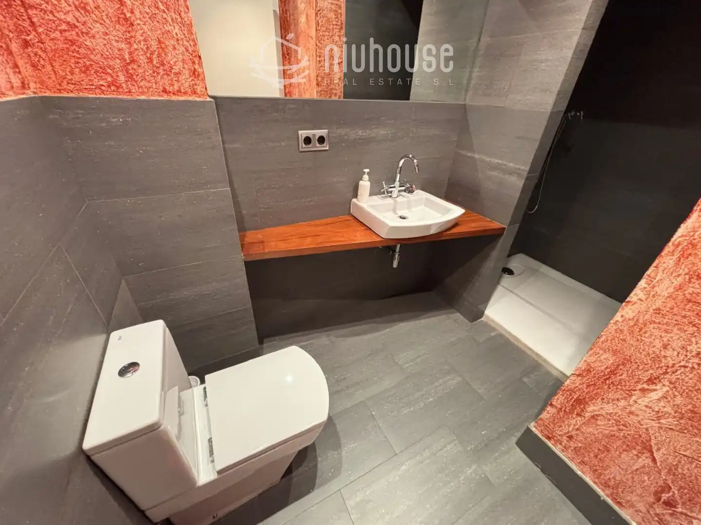 Bathroom of Commercial properties for sale in Puigcerdà  with Air Conditioner