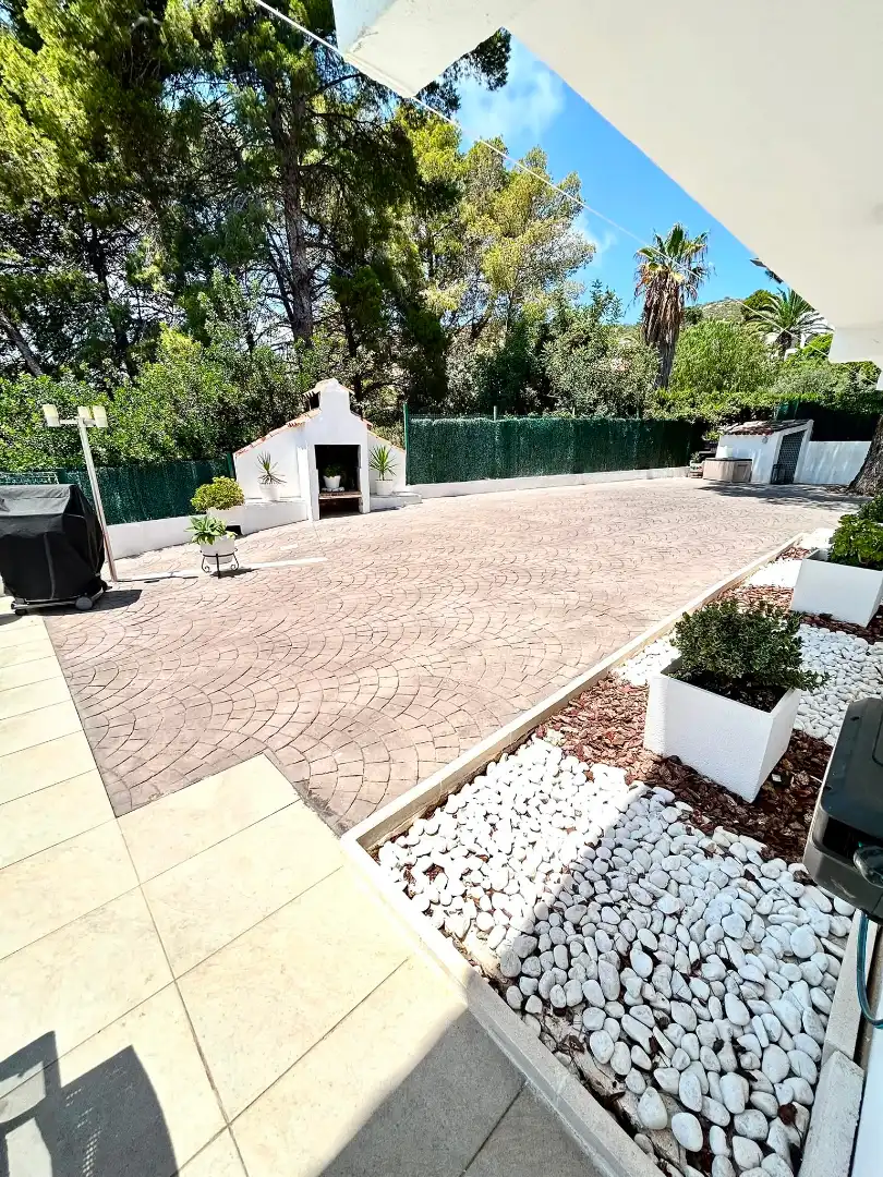 Vista exterior de Casa adosada en venda en Alcalà de Xivert amb Aire condicionat, Jardí privat i Terrassa